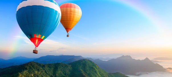 www-getbg-net_nature___mountains_two_balloons_over_the_mountains_099253_